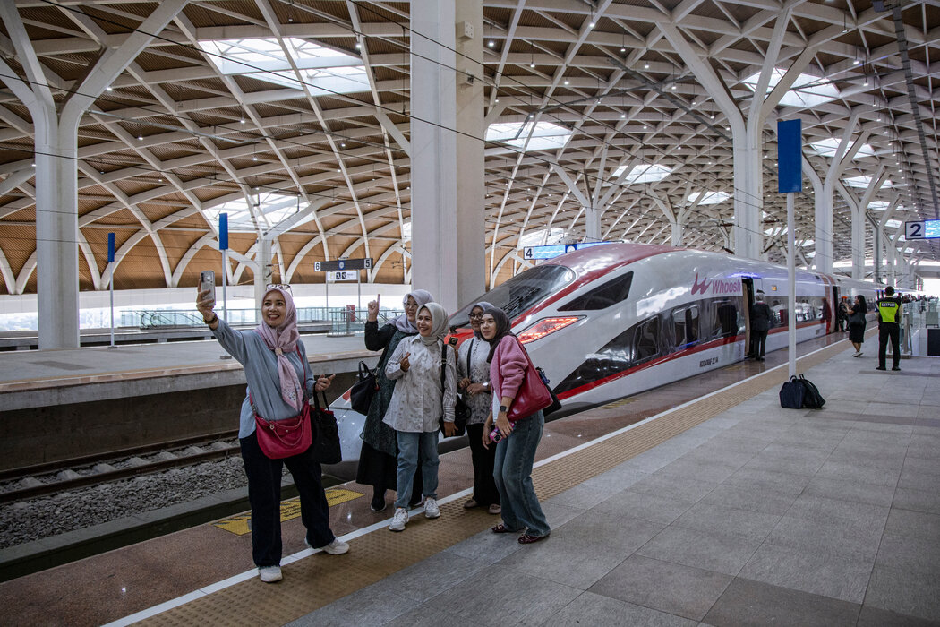 雅加達哈利姆車站的一列由中國製造的 「Whoosh」 高鐵列車。