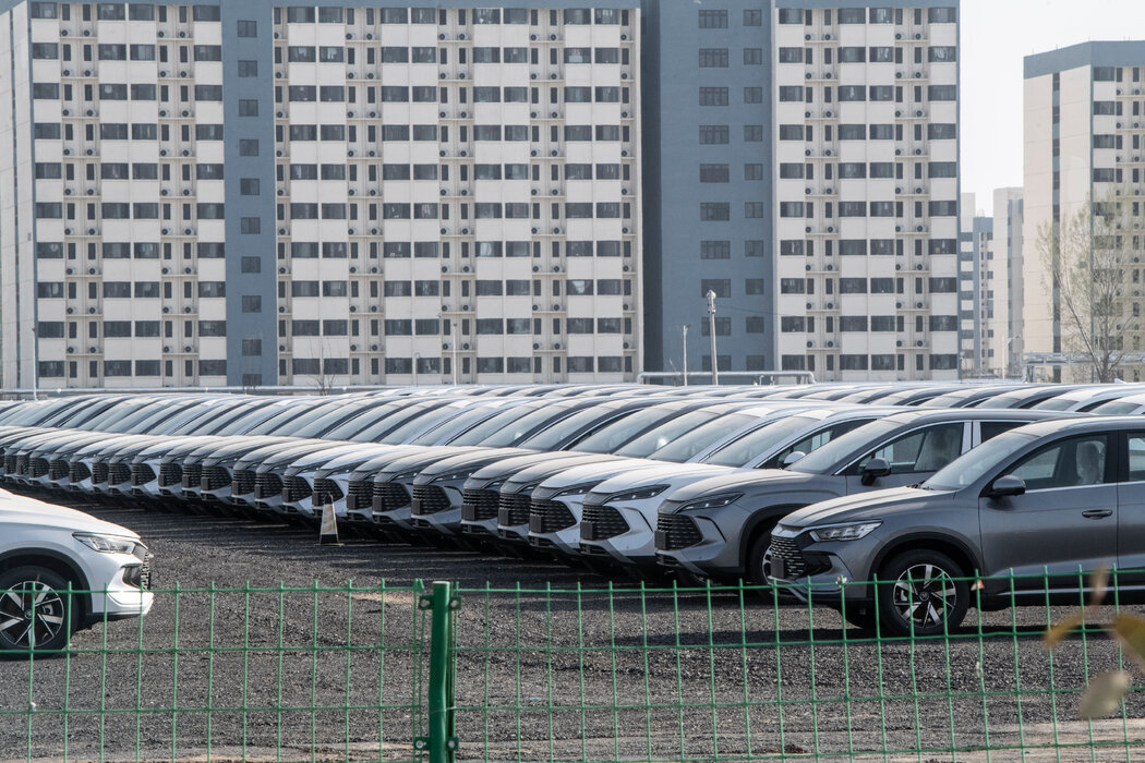 比亞迪鄭州工廠新生產的汽車。中國最大的電動汽車製造商比亞迪在今年5月大幅下調了近20款電動和混合動力汽車的價格。