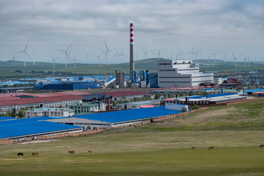 一座發電廠,旁邊的風力渦輪機現在為滿洲裡提供電力。這座發電廠過去常年燃燒煤炭和木材廢料發電,但現在只運行半年,為城市提供冬季供暖。