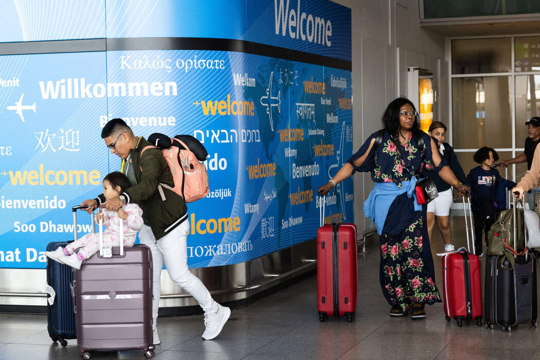 6月，乘坐國際航班抵達甘迺迪機場的旅客。