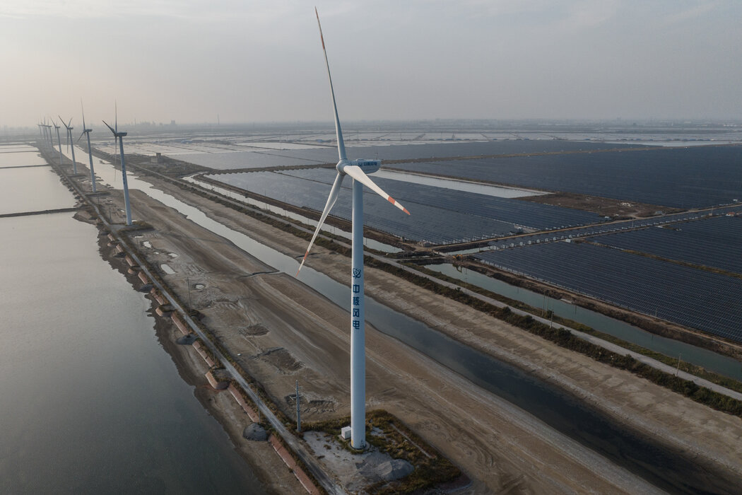 2024年，中國安裝的太陽能電池板和風力渦輪機比世界其他國家的總和還要多。