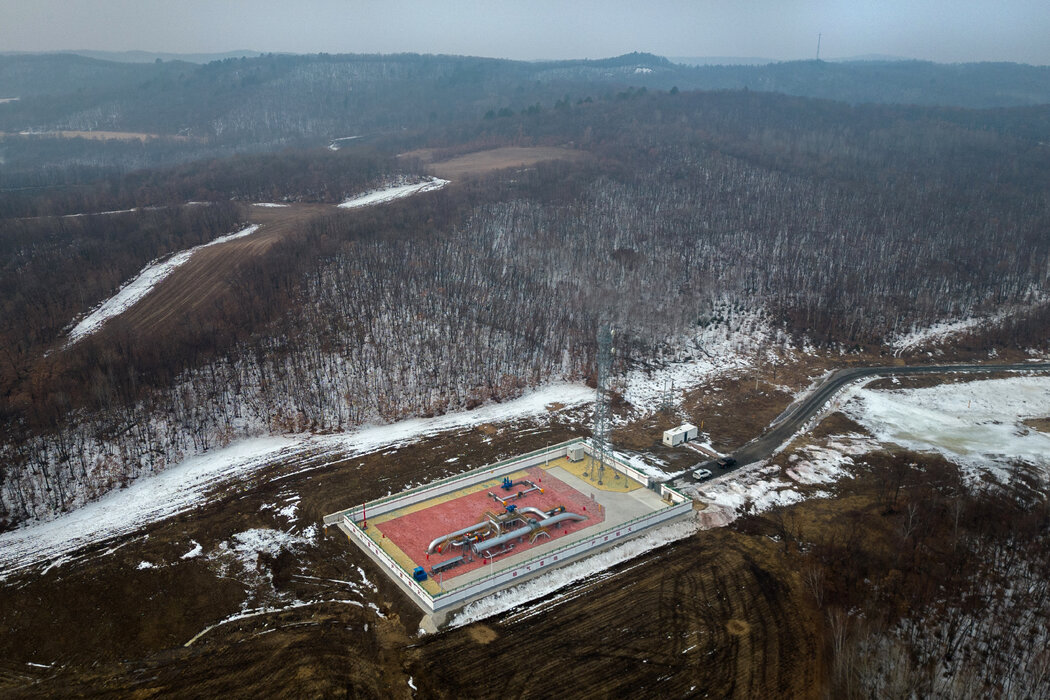 2023年,中國黑河的天然氣管道設施。中國通過購買更多石油和天然氣,提供卡車、無人機和其他裝備,支撐著俄羅斯的戰爭經濟。