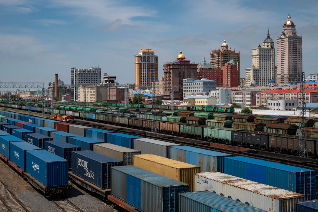 滿洲裡的鐵路貨場。20世紀50年代,蘇聯顧問曾幫助中國建設鋼鐵廠、鐵路和兵工廠,但現在俄羅斯以提供原材料來換取製成品。