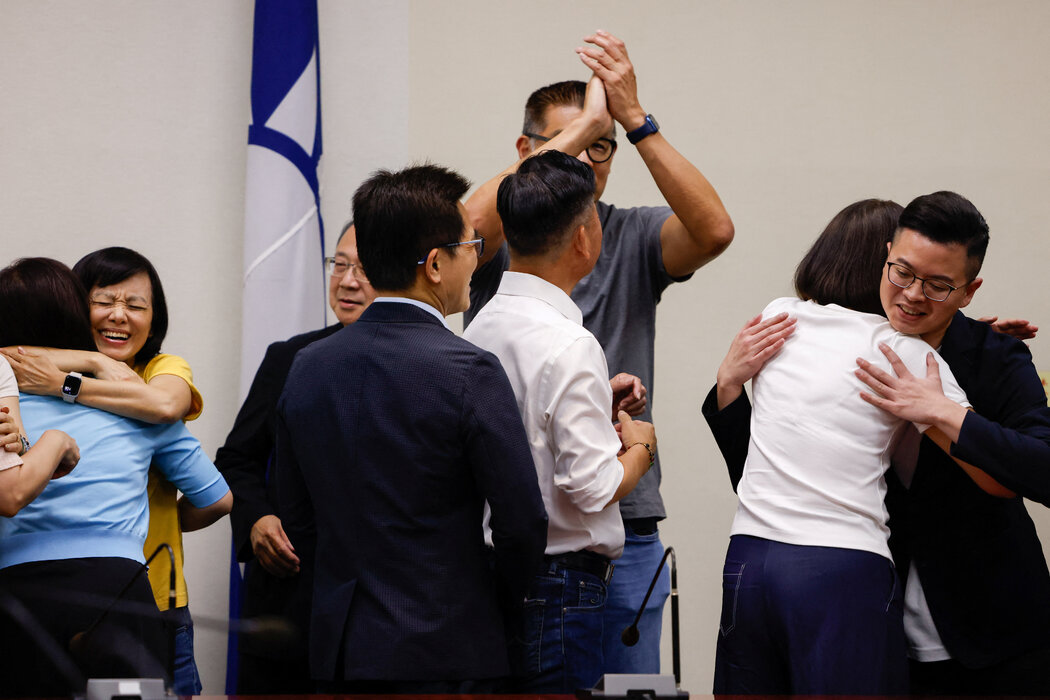 週六，台灣台北，立委慶祝罷免投票結果。