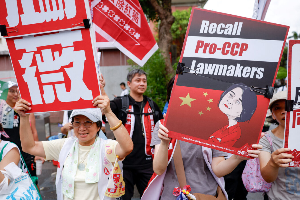 本月，台北一場支持罷免行動的集會。台灣是少數幾個選民可以通過請願的方式罷免民選代表的民主政體之一