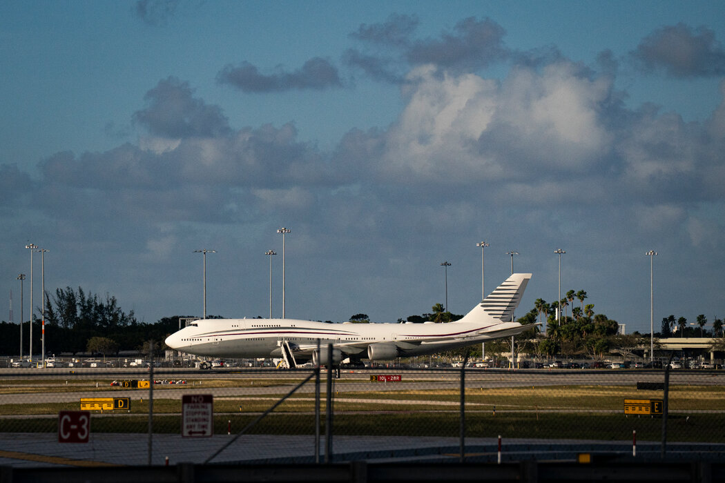 卡達贈送的這架波音747-8飛機停在佛羅里達州的棕櫚灘國際機場。今年2月，川普總統曾參觀了這架飛機。該飛機的改裝工作很快將在得州一處以祕密技術項目聞名的設施啟動。