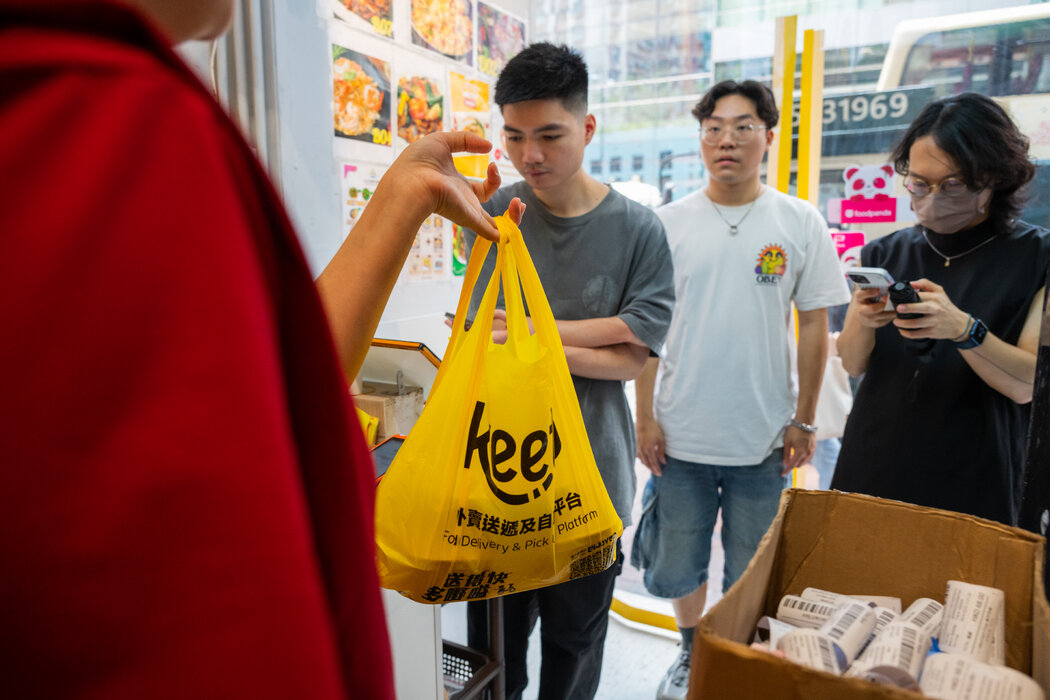 在香港的Friends Restaurant,一名工作人員用Keeta的食品袋打包外賣。