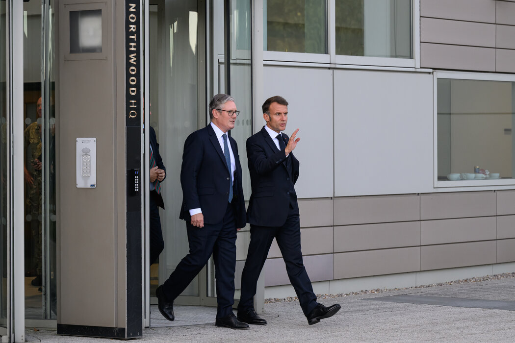 英國首相斯塔默(左)與法國總統馬克宏於7月在倫敦會面。兩國均表示可能承認巴勒斯坦國。