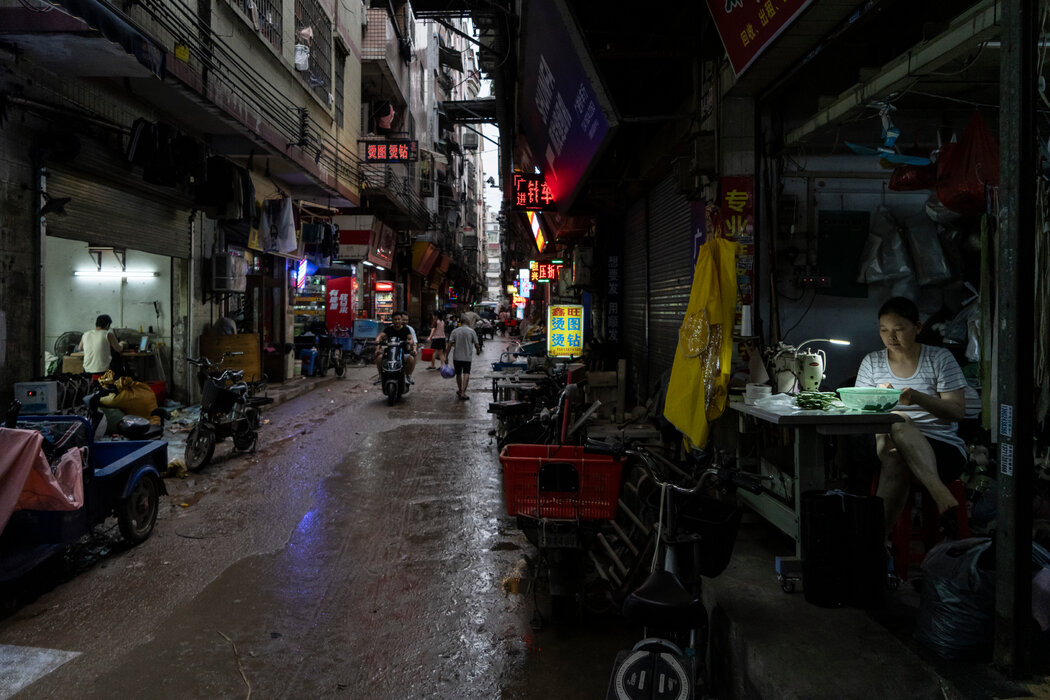 成衣生產過剩壓低了價格,給廣州的工廠區帶來更多的挑戰。