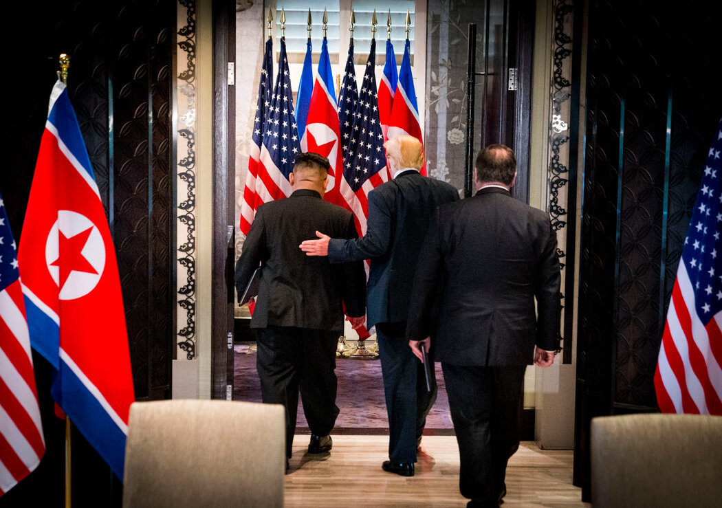 川普總統與朝鮮領導人金正恩的關係反覆無常。2018年，兩人在新加坡聖淘沙島會面。