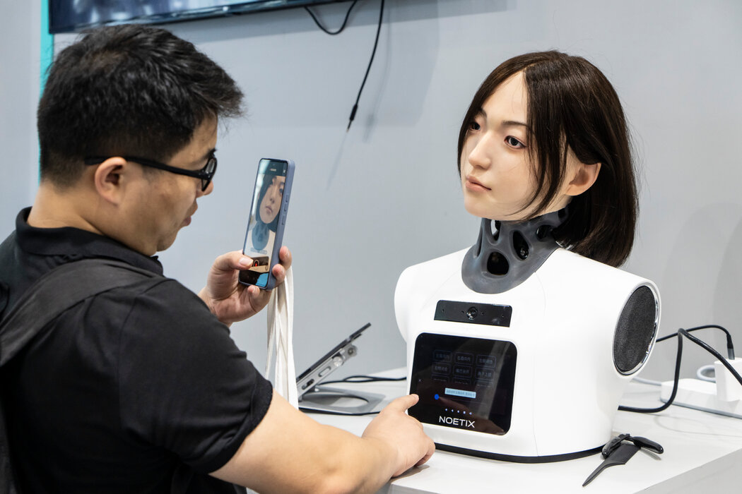 一名與會者操作Noetix Robotics製造的機器人。
