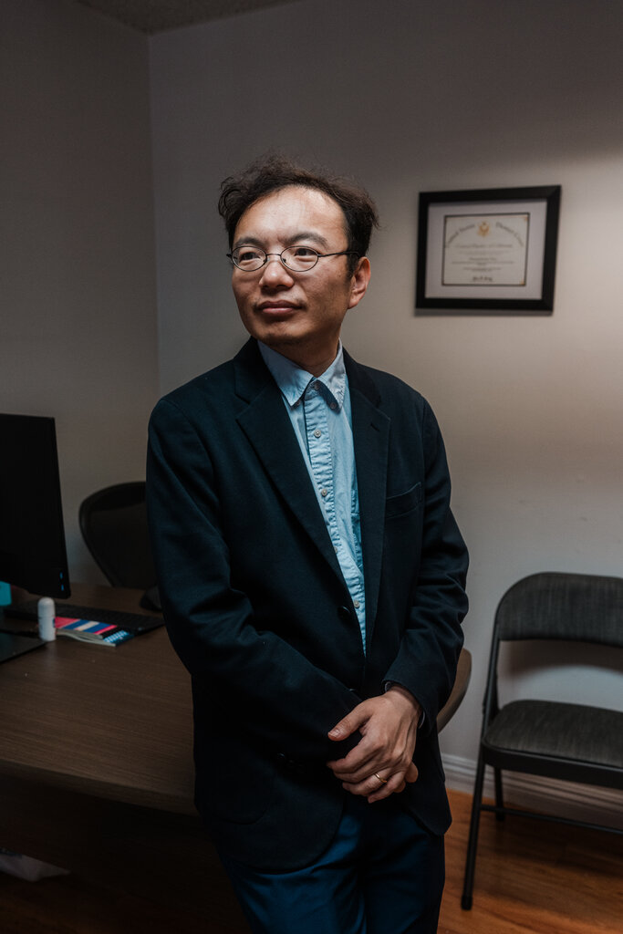 陳闖創在自己的辦公室裡。