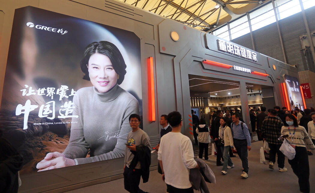 3月,上海一個展位展示了格力電器董事長董明珠的照片。