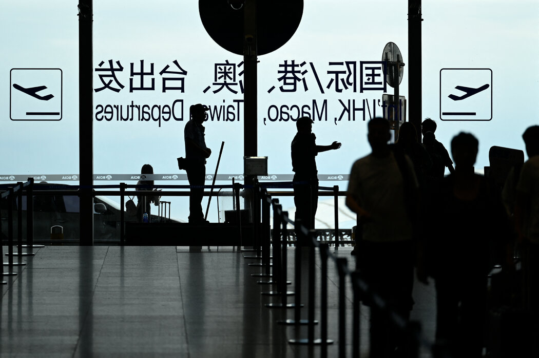 中國當局正在加強對國家公務員與外國人接觸的管控。在許多城市,公務員必須將護照交由上級保管。