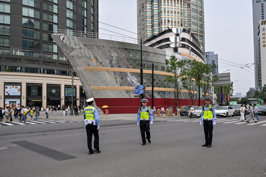 上海,在指揮交通的警察。