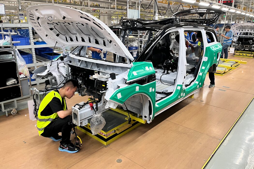 南昌江鈴汽車工廠的一名工人正在電動汽車裝配線上工作。該工廠將為百度和Lyft生產RT6車型,供其在歐洲使用。攝於去年。