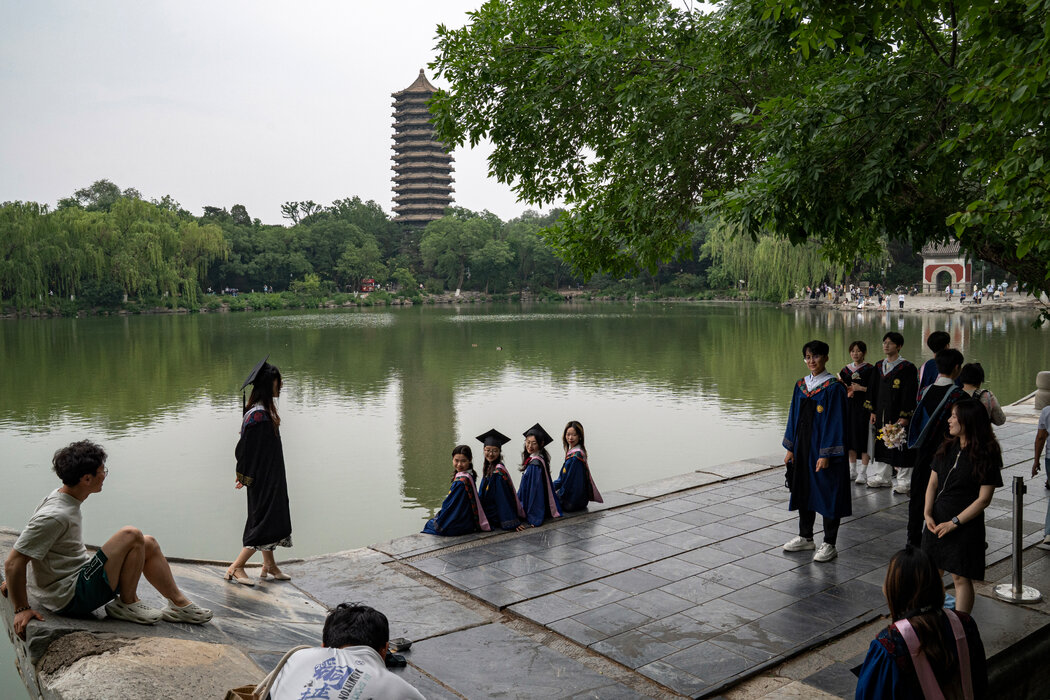 北京大學的學生,攝於5月。許多借款人,尤其是年輕人,陷入了債務循環。