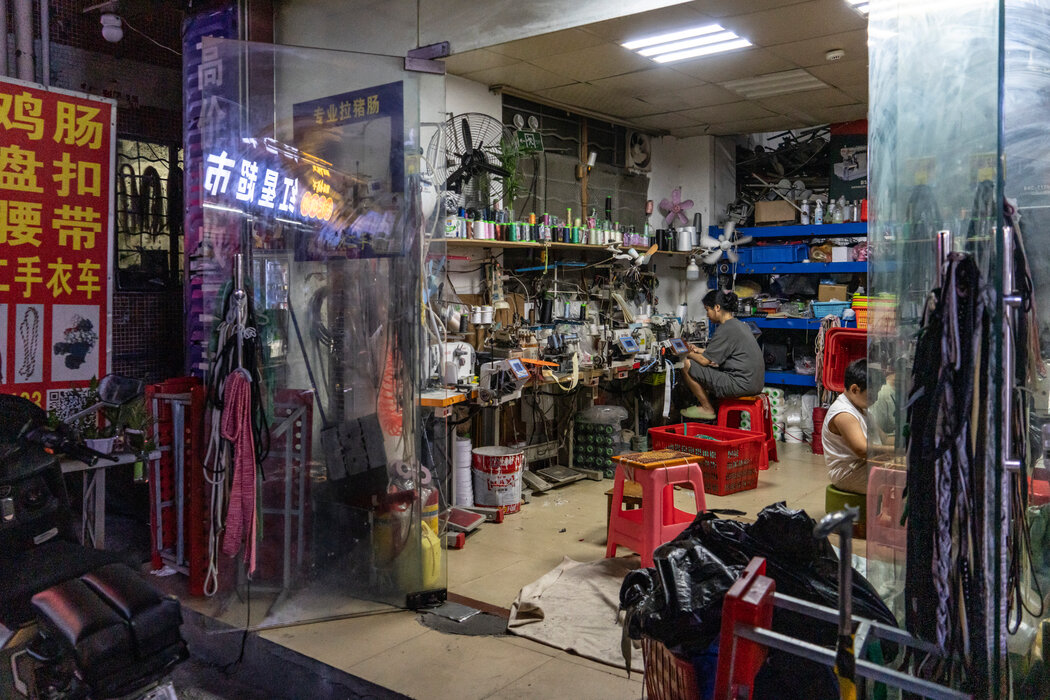 中國廣州的一家服裝作坊。中國各地的債務負擔問題普遍存在,從工廠工人到年輕職場人士,各行各業均受其影響。