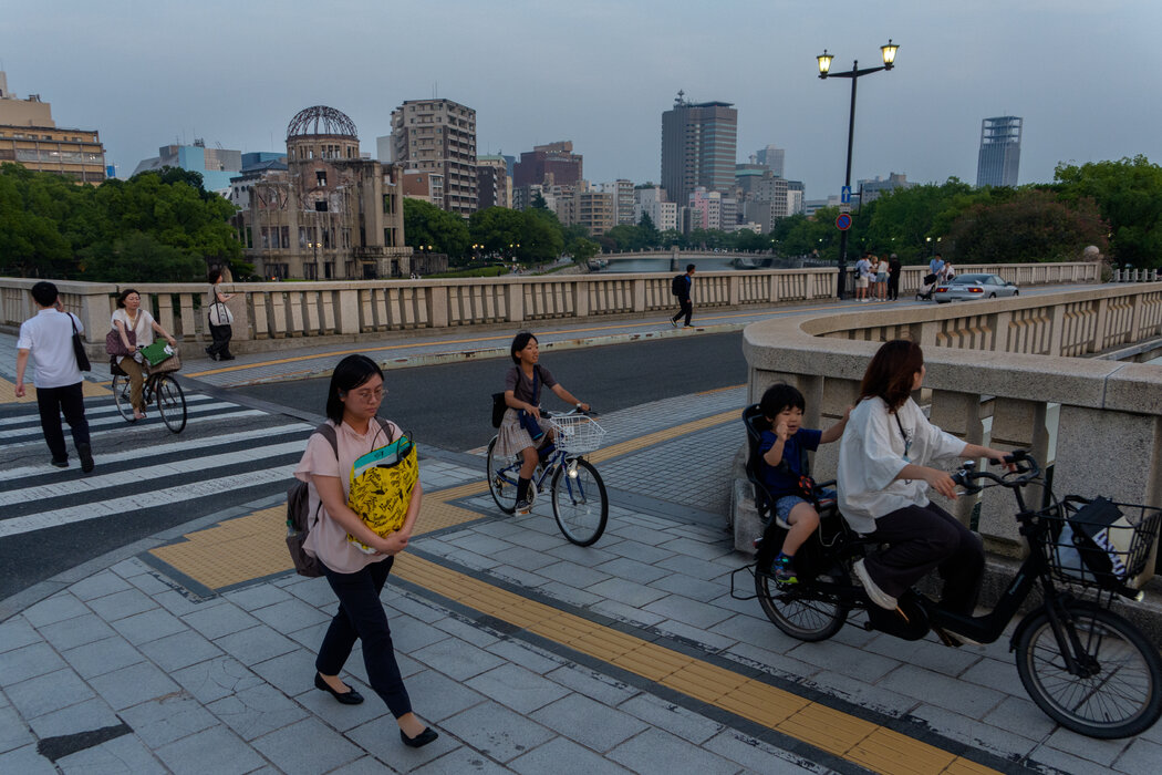 廣島的街景,攝於今年7月。許多老一輩的日本人擔心國家對和平主義的承諾正在減弱,而一些年輕人則擔心如何應對當今的威脅,比如中國的崛起。