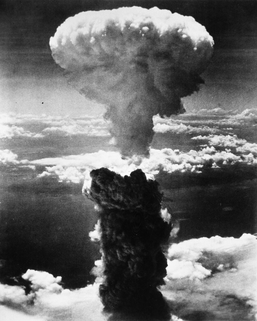 1945年8月9日,美國在日本港口城市長崎投下原子彈後,爆炸產生的煙霧上升到1.8萬多米的高空。