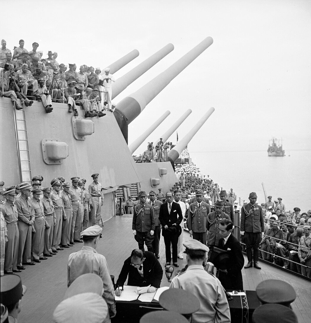 1945年9月2日,日本外務大臣在停靠在東京灣的美國海軍戰艦密蘇里號上籤署《日本投降書》。美國人後來佔領了日本好幾年,並起草了日本的和平憲法。