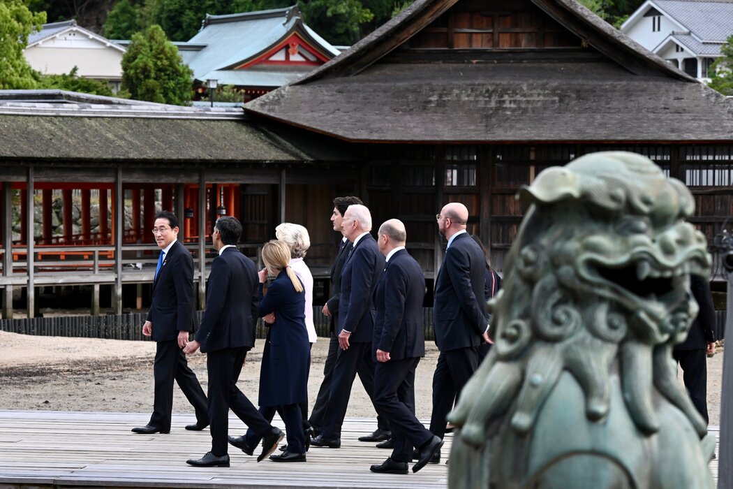 2023年,時任日本首相的岸田文雄與出席七國集團峰會的世界各國領導人在廣島。雖然他支持裁軍,但也在一份暗示核威懾可能帶來某種形式和平的聲明上籤了名。
