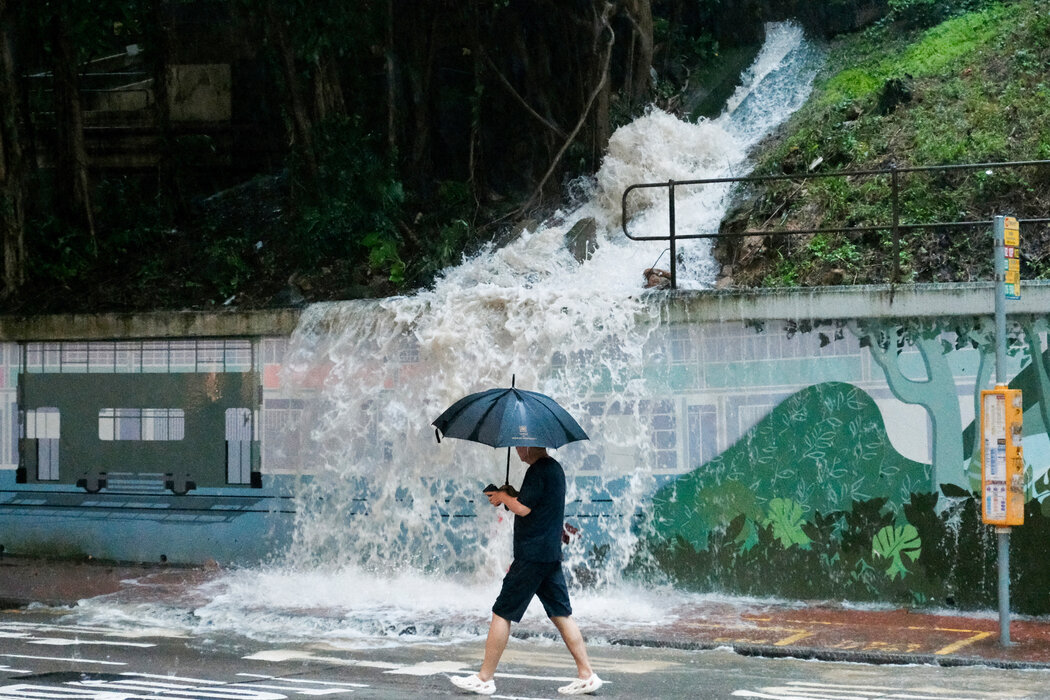 週二，香港鰂魚涌地區的一條街道被水淹沒。連日暴雨引發的洪水導致香港部分地區交通癱瘓。
