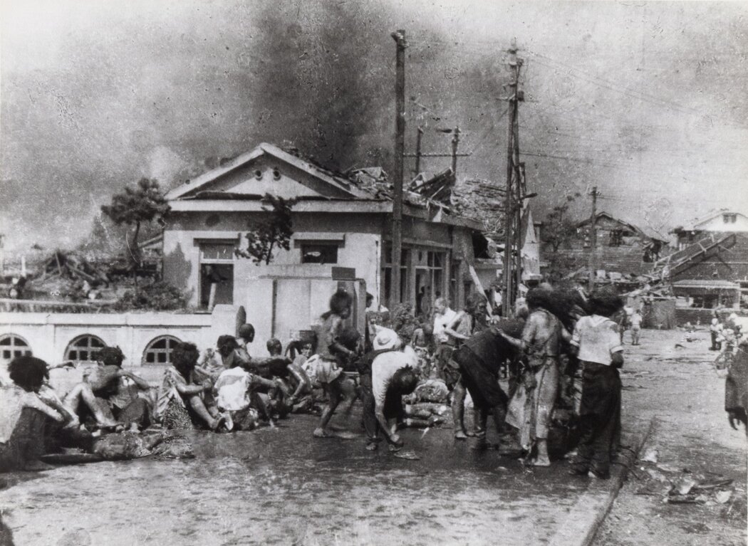 一張拍攝於廣島原子彈爆炸當天的照片顯示，人們正在接受緊急救治，距離爆炸中心約1.6公里。