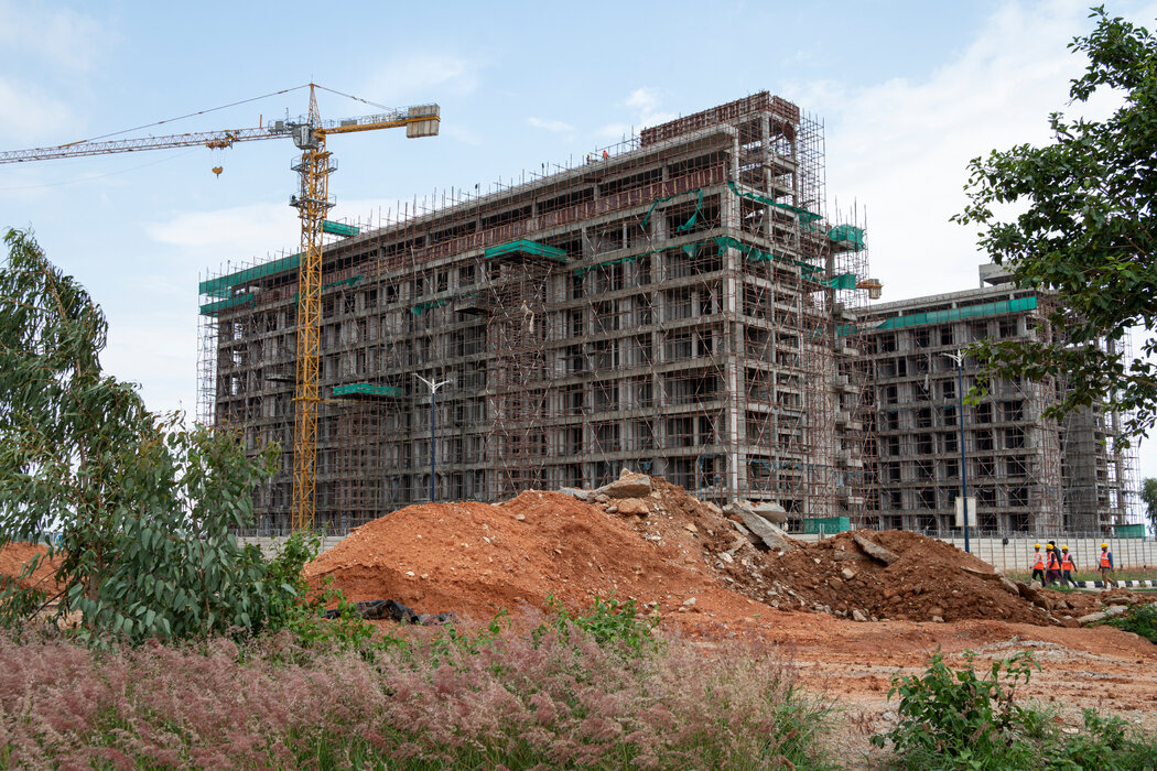 富士康正在邦加羅爾附近建造的一座宿舍樓,這裡將住進組裝iPhone的工人。像蘋果這樣的公司已經向印度投入了數十億美元。