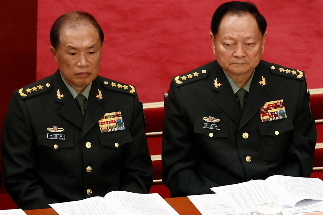 2023年，何衛東上將（左）在北京出席政協會議。