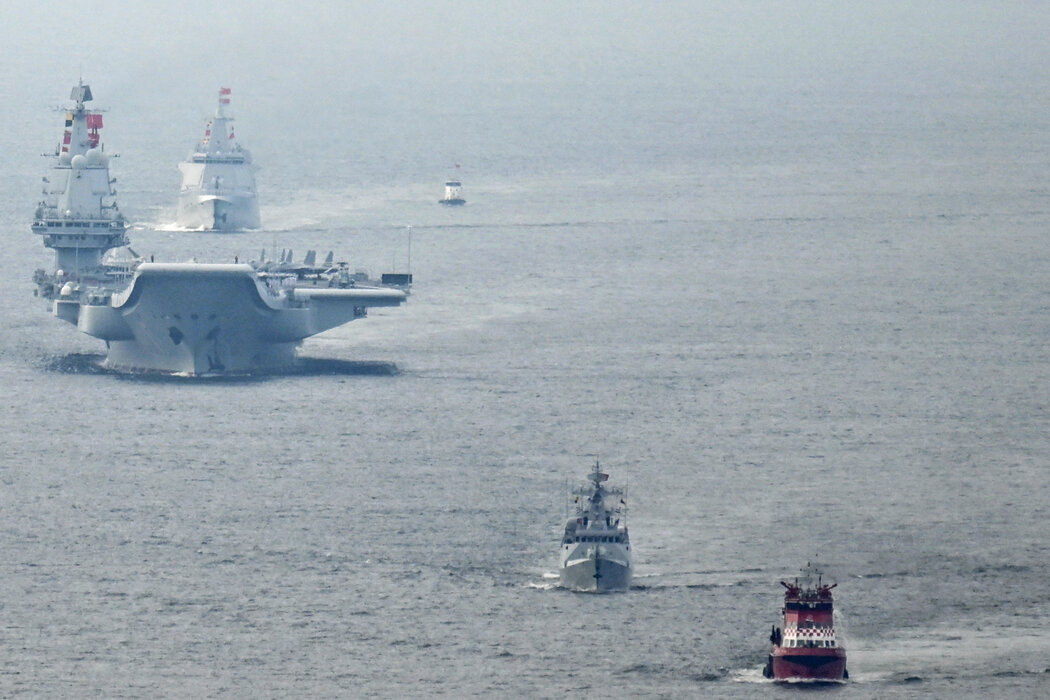 上個月，中國首艘國產航空母艦山東艦停靠香港，戰鬥機停放在飛行甲板上。兩艘中國航母最近在太平洋進行了演習。