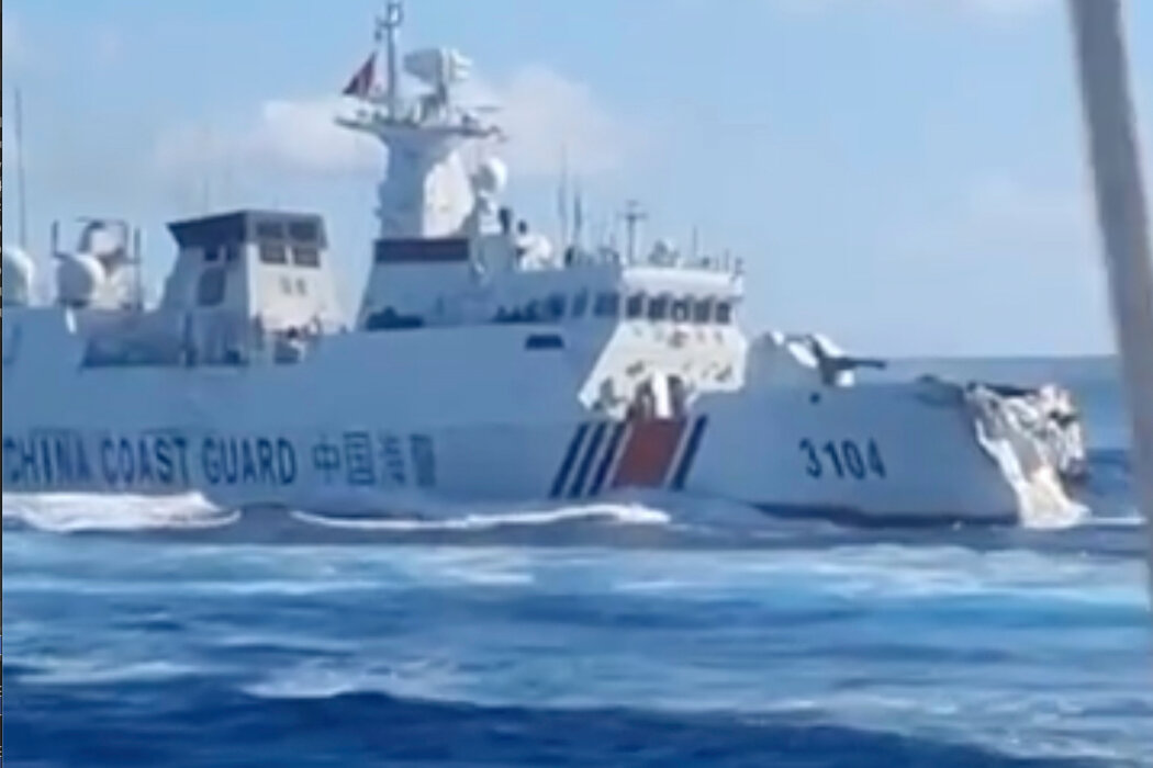 中國海警船週一在有爭議的斯卡伯勒淺灘附近與中國海軍艦艇意外相撞後受損。