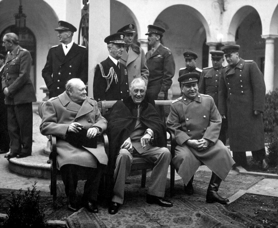 從左至右：邱吉爾、羅斯福和史達林，攝於1945年的雅爾達會議。那次會議上，這三位領導人重新繪製了歐洲地圖，雅爾達會議也成為大國如何決定其他國家命運的象徵。
