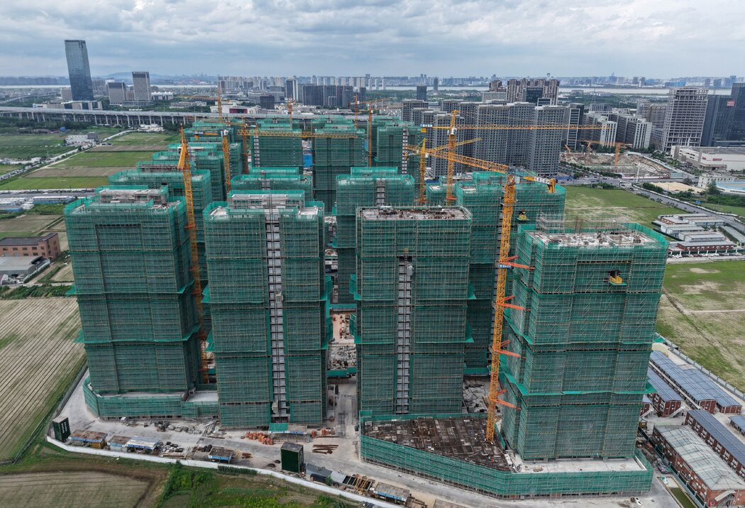 中國東部浙江省杭州市的一個住宅建築工地，攝於7月。
