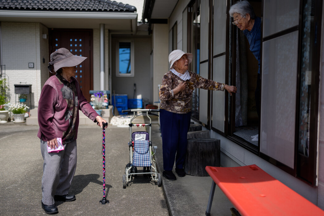 小野(中)在70歲後開始從事講故事的工作。她說:「我是在郊區長大的,那個年代女孩們根本不知道自己可以有夢想。」