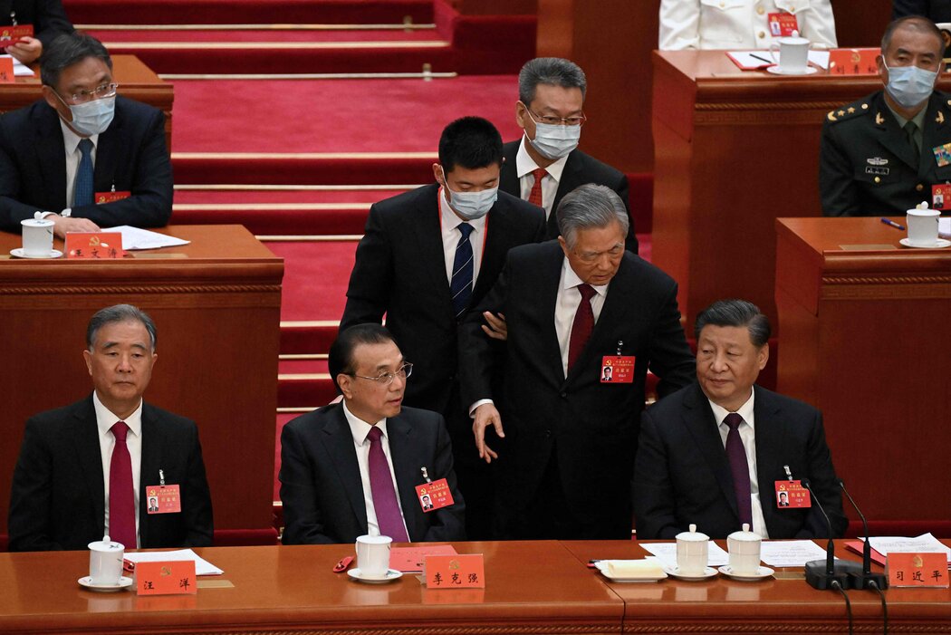 2022年,在中共全國代表大會上,前國家主席胡錦濤在習近平主席身後被護送離場。
