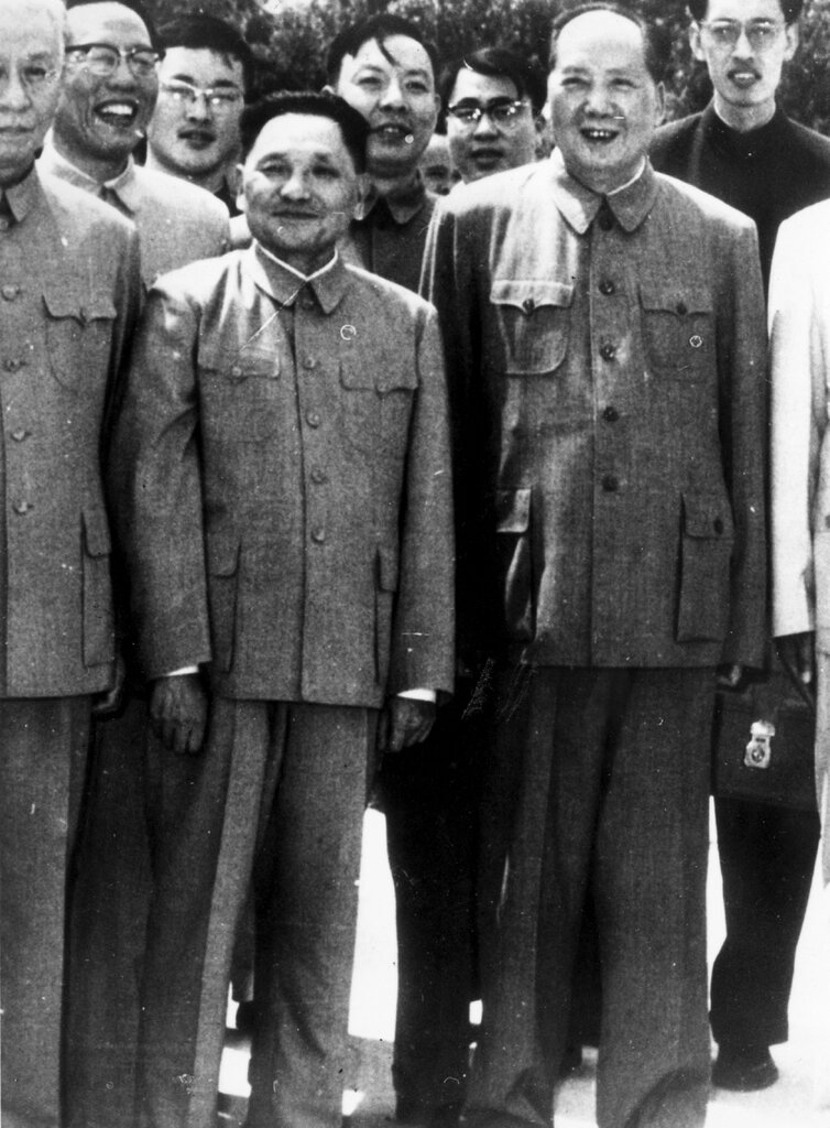 毛澤東與鄧小平,約攝於1975年。