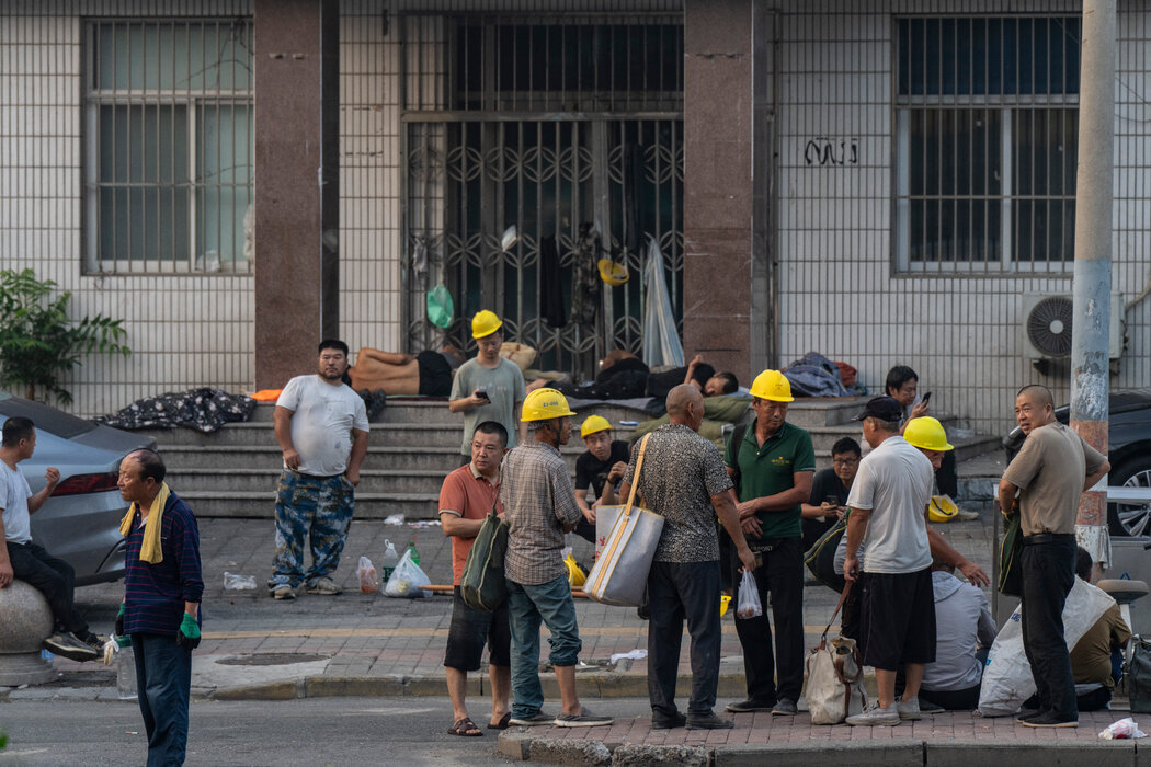 中國的房地產市場難以為繼,所以建築工地的崗位和工資都在減少。一些打工者露宿街頭。