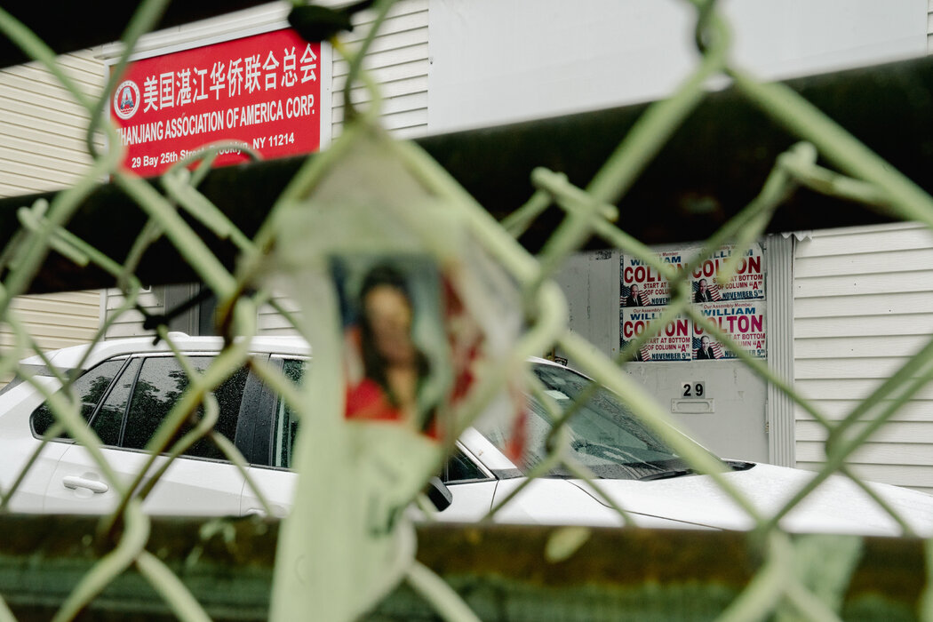 在某個被用來施加中國影響力的同鄉會裡,同時設有市議員庄文怡的辦公室和隸屬於市議員威廉·科爾頓的俱樂部。