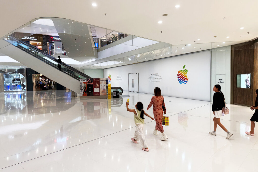 大連銀泰城底層的蘋果店已經閉店，這座商場現在人流稀少。