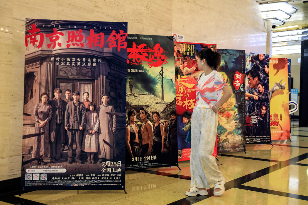 8月，上海某影院，《南京照相館》與《東極島》的電影海報。