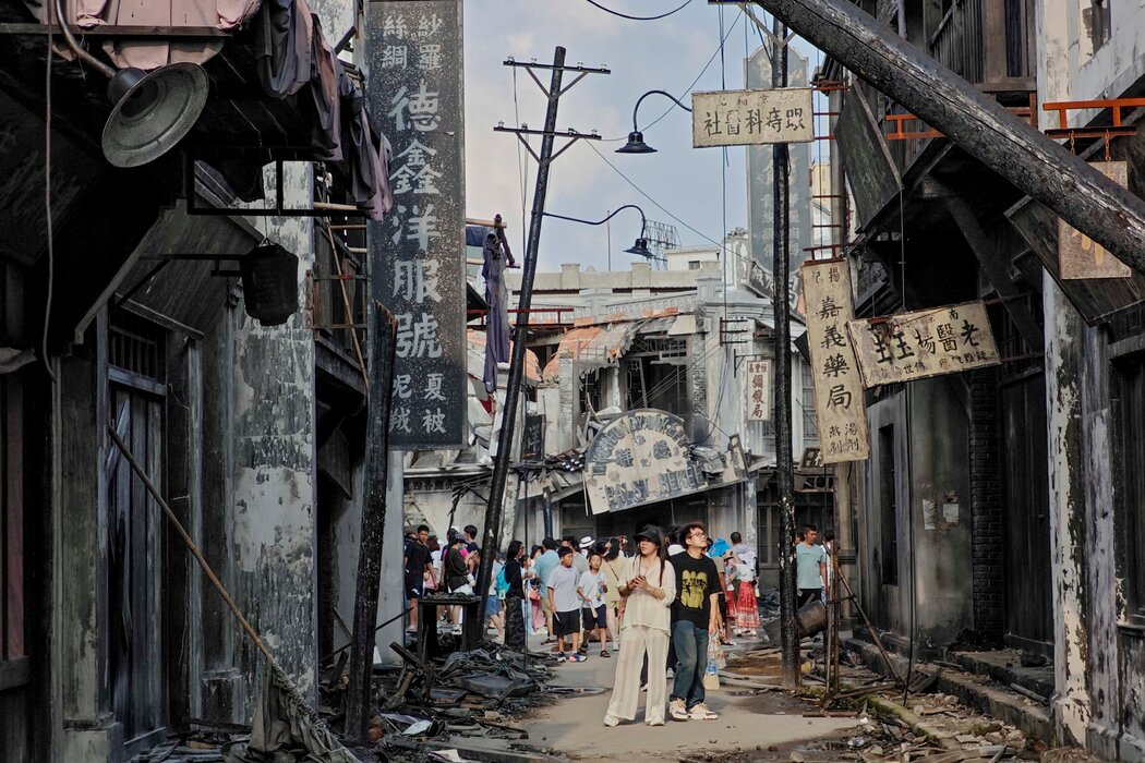 8月,上海,《南京照相館》拍攝地的遊客。
