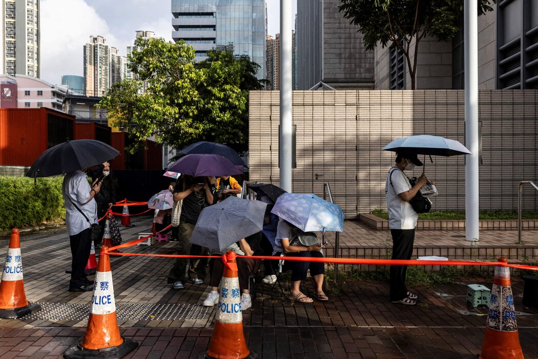 本月在香港,等待進入法庭旁聽黎智英審判的人。