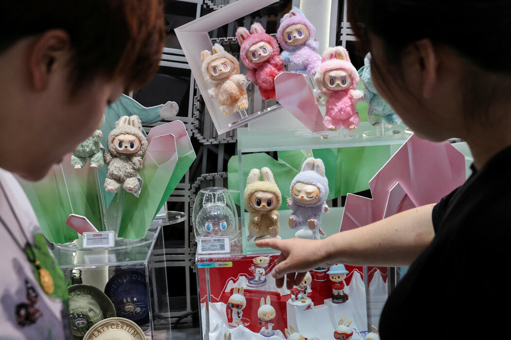 上海泡泡瑪特旗艦店內的Labubu玩偶。