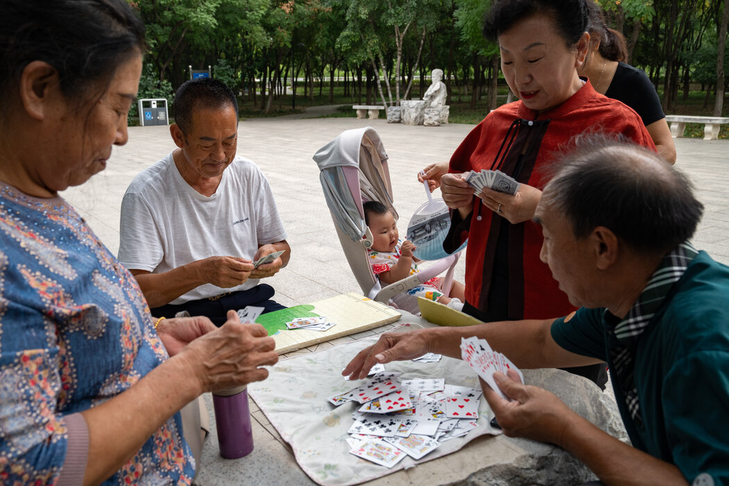 在北京一個公園裡玩撲克牌,攝於去年。
