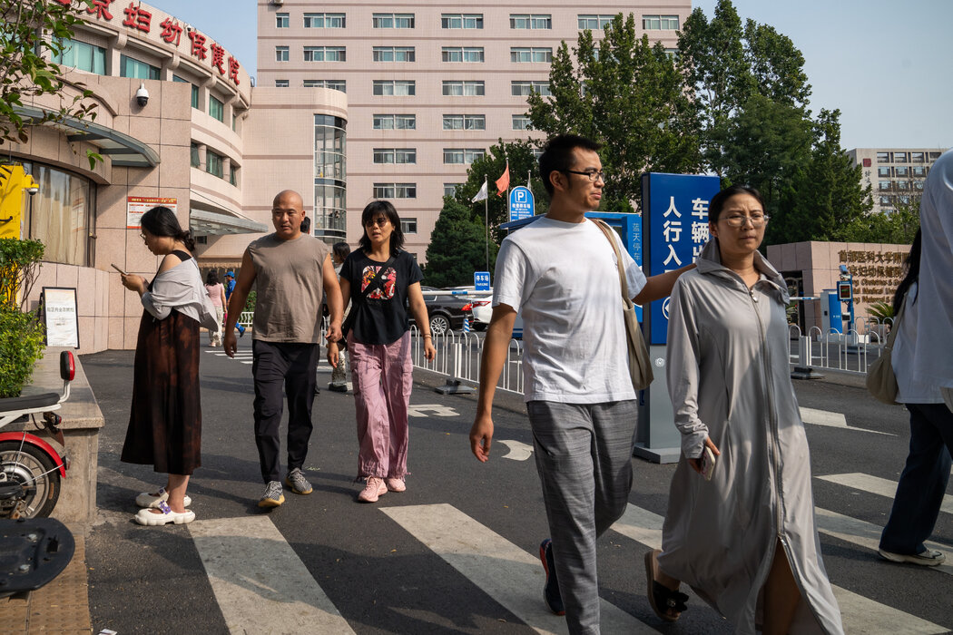 北京一家婦產醫院門外，攝於去年。自9月1日起，中國所有僱主都必須為員工繳納社保。
