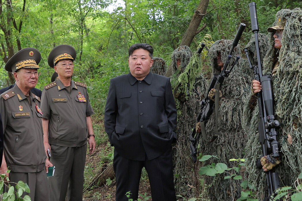 朝鮮國家通訊社週四發布照片，稱金正恩視察了某個未公開地點的軍事基地。