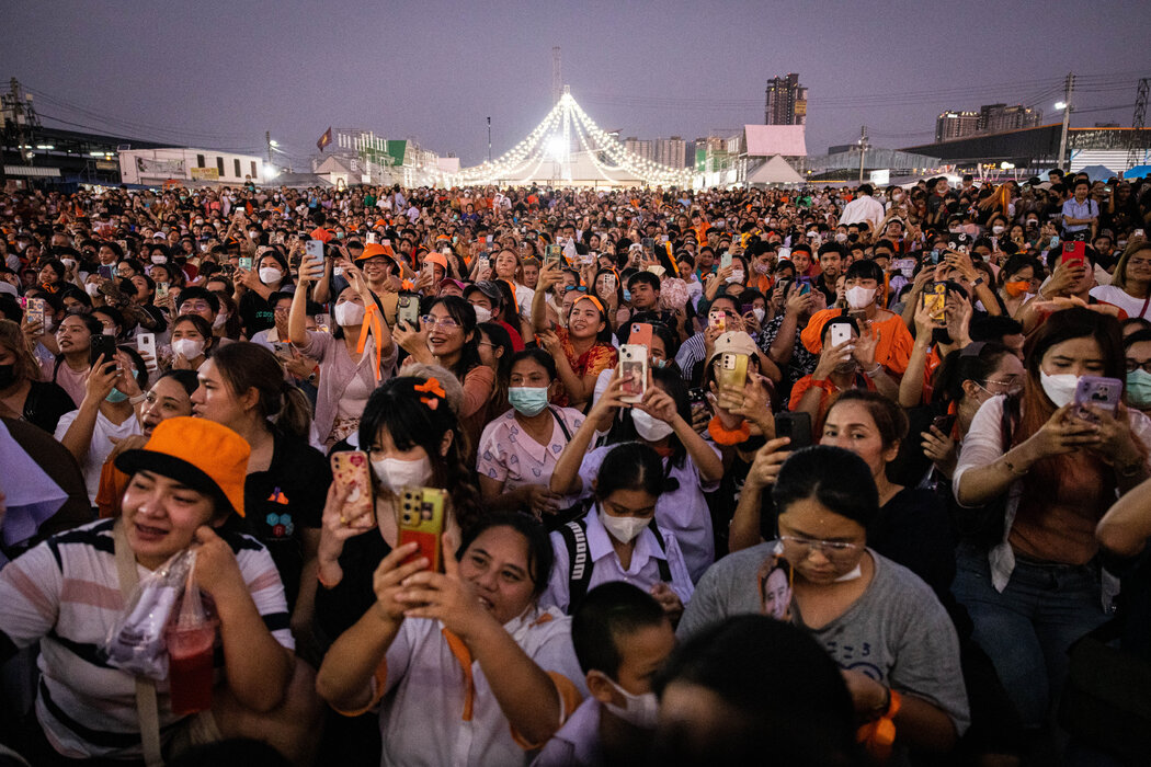 2023年泰國暖武裡府的前進黨支持者。