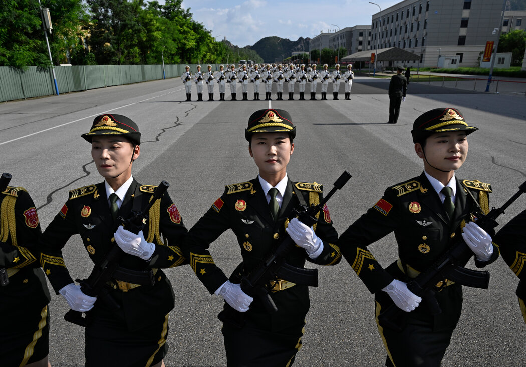 8月,中國人民解放軍軍樂團女兵在北京排練,為即將舉行的紀念「二戰」結束80週年閱兵式做準備。