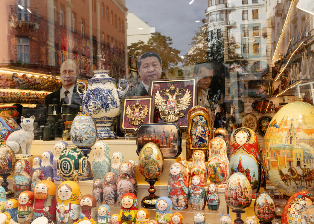 莫斯科一家紀念品商店裡擺放著普丁和習近平的紙板像。